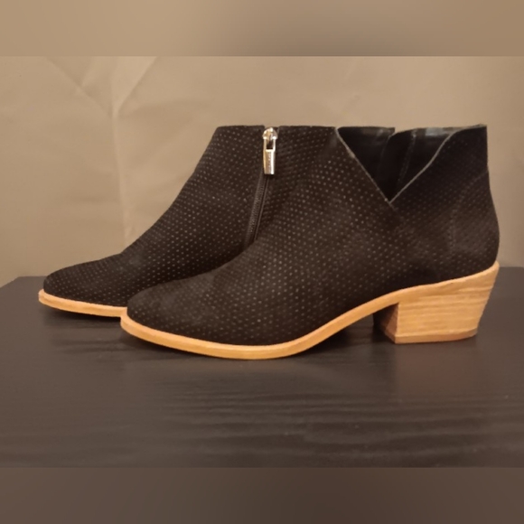 Women's size 7 vince camuto ankle boots - Picture 3 of 5